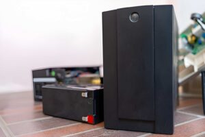 UPS battery lifespan guide showing when to replace a UPS battery